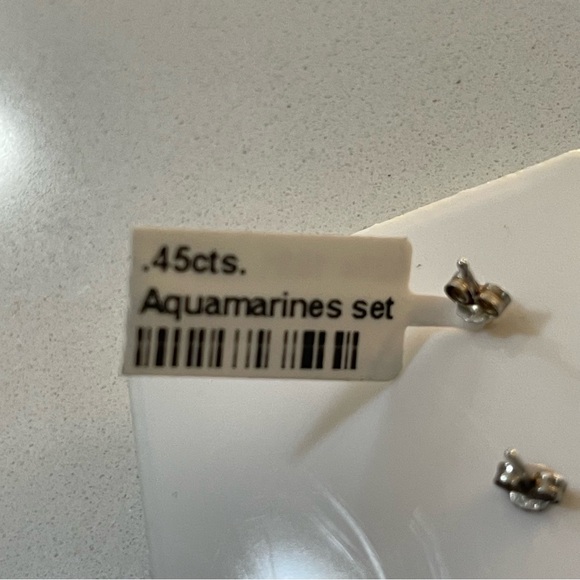 Aquamarine stud earrings set in sterling silver - Picture 7 of 7